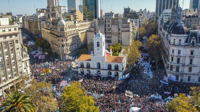 Argentinos vão às ruas contra atentado a Cristina Kirchner. Créditos: La Cámpora
