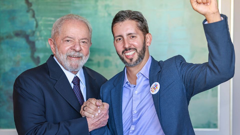 Luiz Inácio Lula da Silva (PT), candidato à presidência, posa com Leandro Grass (PV), candidato ao governo do DF.