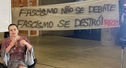 Janaina Paschoal é recepcionada em debate com placas de "fascismo se destrói"