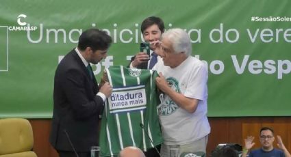 Técnico do Palmeiras é homenageado e recebe camisa com a frase: “Ditadura nunca mais”