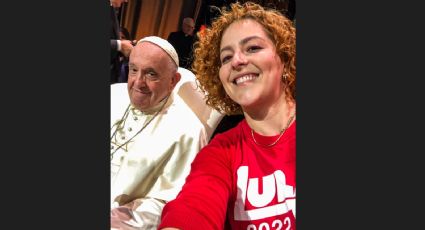 Papa Francisco vê Carina Vitral com camiseta de Lula, sorri e a chama para foto