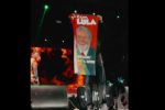 Rapper Xamã estende toalha do Lula durante show: "faz o L!"