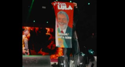 Rapper Xamã estende toalha do Lula durante show: "faz o L!"