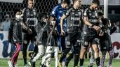 Foto ilustrativa de la nota titulada: Santos FC homenageia África e entra em campo com 11 crianças refugiadas