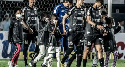 Santos FC homenageia África e entra em campo com 11 crianças refugiadas