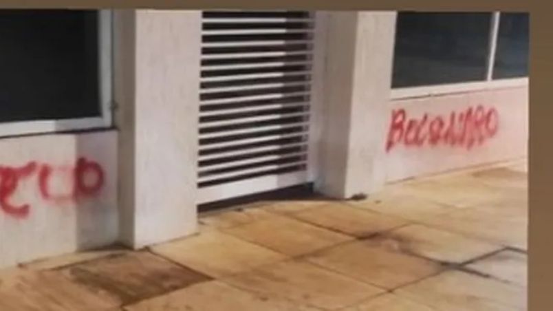 Casa de Jair Renan é pichada e filho do presidente reclama: 'ódio gratuito'. Reprodução/Instagram