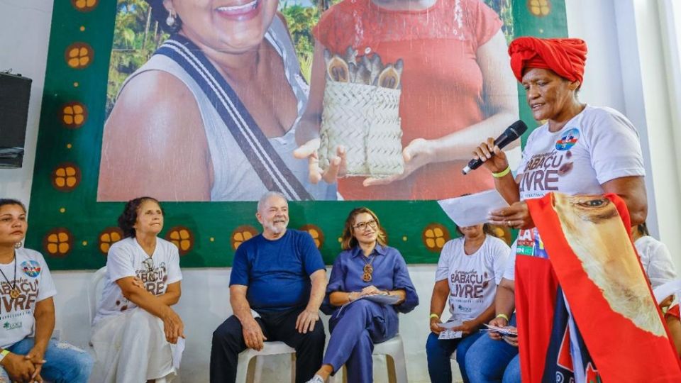 Em encontro com quebradeira coco em São Luís do Maranhão, Lula promete recriar o Ministério das Mulheres.
