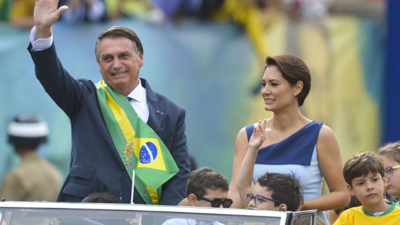 Jair Bolsonaro e Michelle Bolsonaro durante desfile cívico-militar do 7 de Setembro em Brasília. Créditos: Marcelo Camargo / Agência Brasil