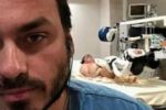 Por que Carlos Bolsonaro publica foto do pai internado em todo momento de crise