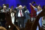 VÍDEO - Ministério do Amor: Lula beija Janja e pede para Alckmin beijar a esposa, dona Lu