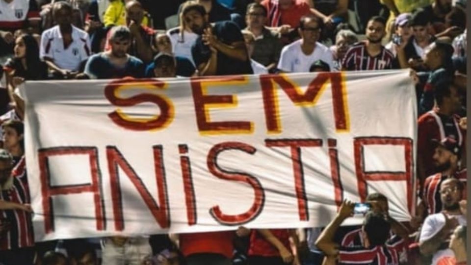 PM agride torcedores da Resistência Caipira, do Botafogo de Ribeirão Preto (SP), por faixa escrito ‘Sem Anistia’