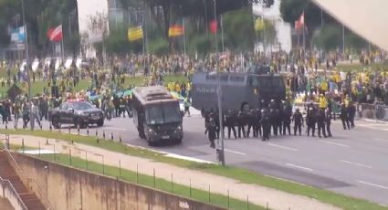 Novas imagens de ataques bolsonaristas a Brasília mostram PMDF recuando para golpistas