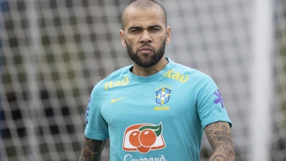 Enquanto vítima toma coquetel antiviral, Daniel Alves tem rotina sem privilégios na prisão