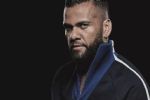 Homem ganha presente de Daniel Alves ao deixar prisão em Barcelona após cumprir pena