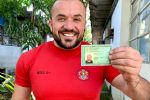 Homem trans servidor do Corpo de Bombeiros de SP comemora nome social em documentos: "Dignidade"