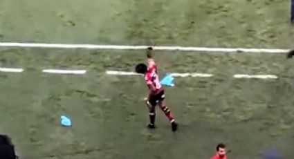 VÍDEO: Gabigol quebra celular lançado no gramado por torcedor