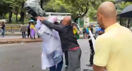 VÍDEO: Bolsonaristas agridem jornalistas em desmonte de acampamento golpista