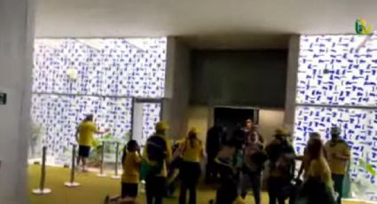 Golpistas agridem policiais, quebram vidros do Congresso e se dirigem ao Palácio do Planalto