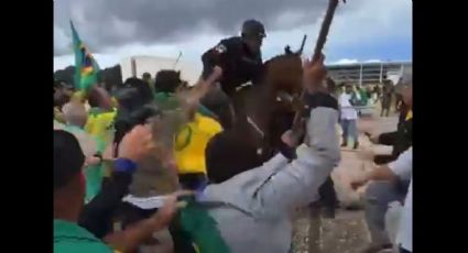 VÍDEO: Terroristas bolsonaristas derrubam e agridem policial a cavalo