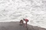 VÍDEO – Turistas arrastados por onda enquanto tentavam fazer selfie são resgatados