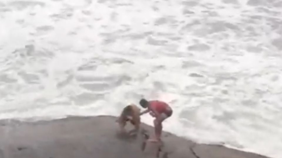 Turistas arrastados por onda enquanto tentavam fazer selfie e são resgatados