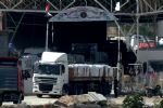 Ajuda humanitária cruza a fronteira e chega à Faixa de Gaza