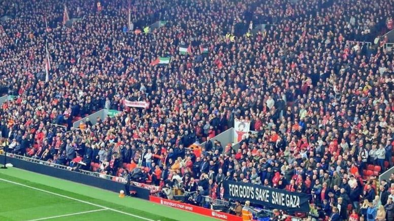 Torcida do Liverpool também pede fim do massacre na Palestina