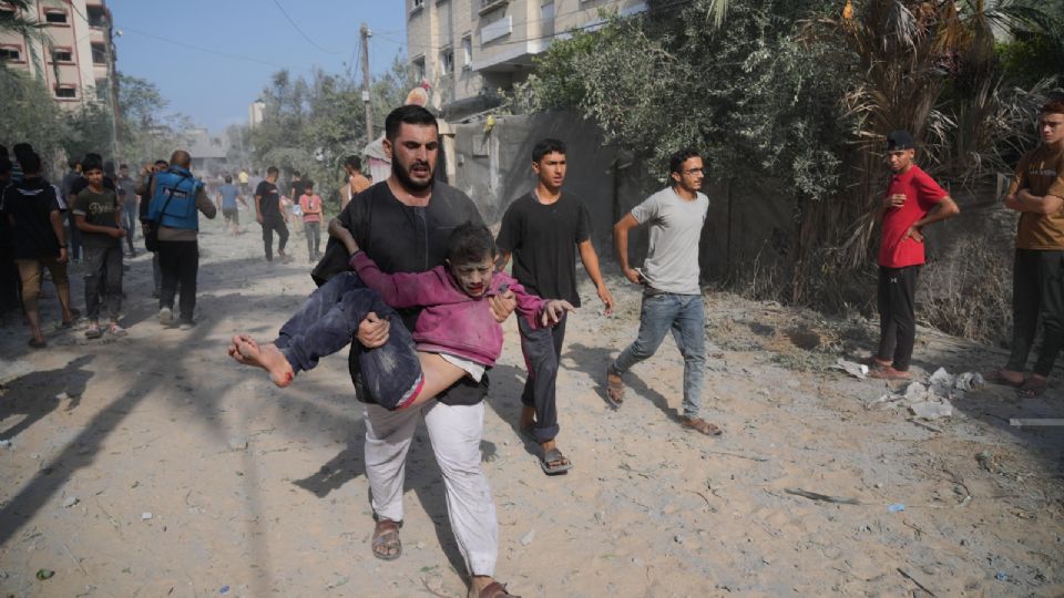 Criança ferida após bombardeio israelense em Gaza neste dia 22
