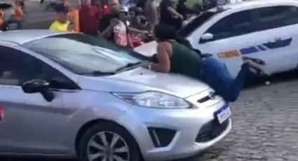 VÍDEO: Mulher pega marido no flagra com amante e sobe em cima de carro