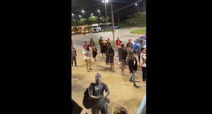 VÍDEO – Homem-Aranha fica sem busão no Rio e paga geral: “como vou chegar na festa?”