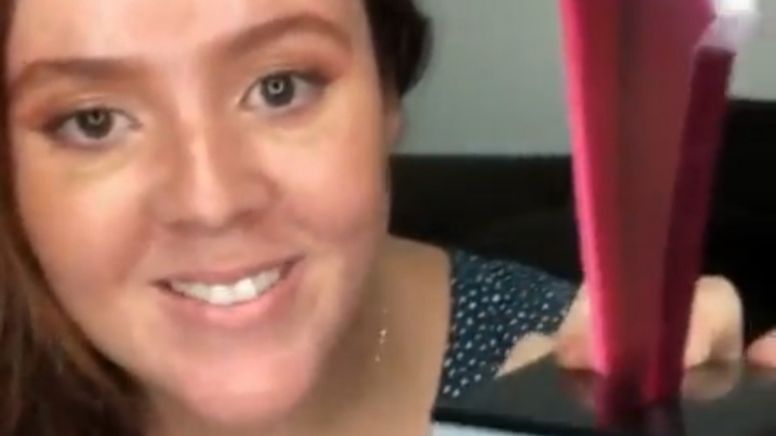 TikTok: Mulher é demitida da Avon e ironiza ao receber troféu em homenagem