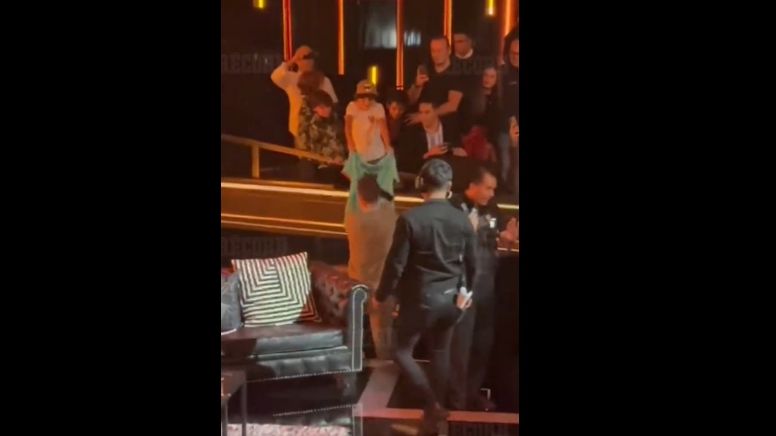 VÍDEO: Gerard Piqué, ex de Shakira, cai num buraco durante evento