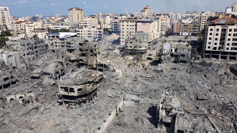 Os bombardeios deixaram centenas de milhares de pessoas sem casa, uma das causas do desespero coletivo