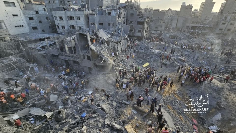 As bombas destruiram dezenas de residências