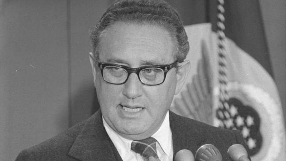 Em 1973, o Secretário de Estado dos EUA, Henry Kissinger, foi premiado com o Nobel da Paz. Ele autorizou milhares de bombardeios contra civis no Camboja