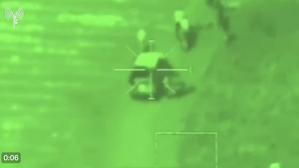 Esta imagem que precede em um segundo a destruição de um automóvel até agora é tema de controvérsia. É do dia 7 de outubro? Se sim, são homens do Hamas ou fugitivos da rave?