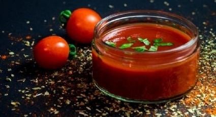 Pedreiro encontra larvas em um molho de tomate muito popular