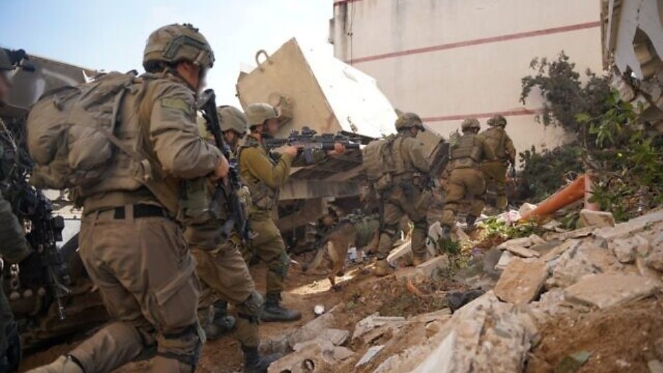 Avanço de tropas israelenses em uma Gaza já destruída