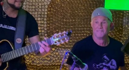 VÍDEO: Baterista do Red Hot Chili Peppers toca Legião Urbana em boteco no Rio de Janeiro