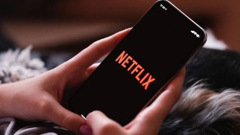 Atriz de série na Netflix revela ser virgem aos 39 anos e choca internet