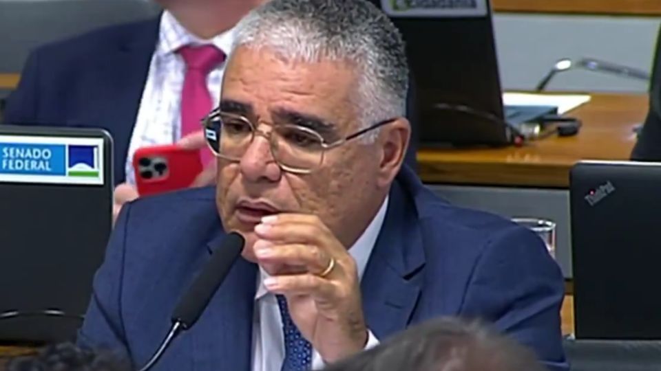 Eduardo Girão passa vergonha no Senado