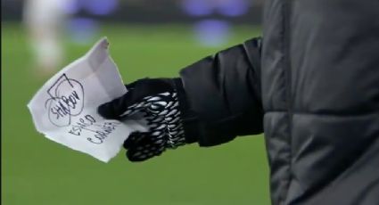 Bilhetinho? Mourinho, técnico da Roma, manda recado via gandula e viraliza