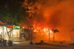 IMAGENS FORTES: Incêndio irrompe em restaurante, bombeiros demoram e população apaga o fogo sozinha