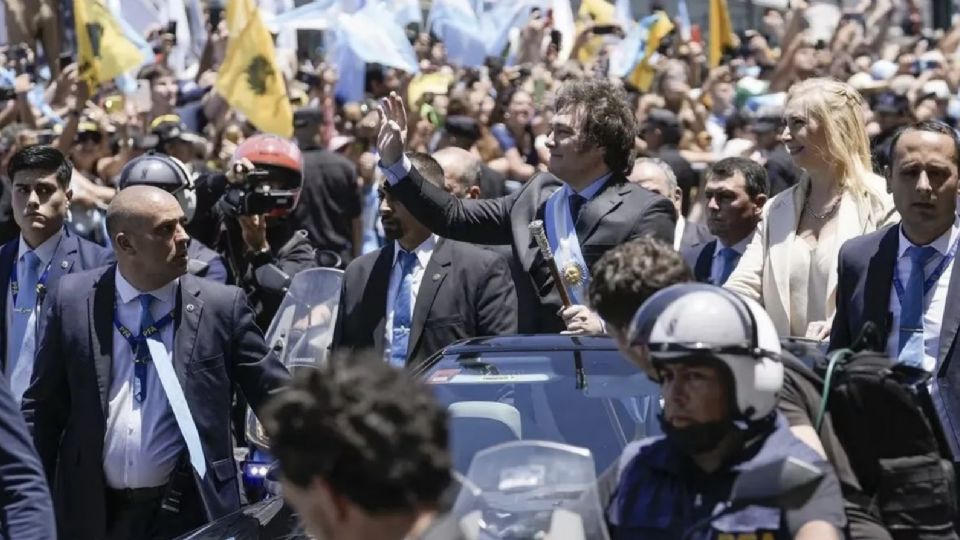 Milei congelou relações com Lula e recebeu Bolsonaro como chefe de Estado em sua posse