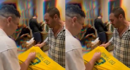 VÍDEO: Ronaldinho fenômeno autografa camiseta e percebe que é falsificada