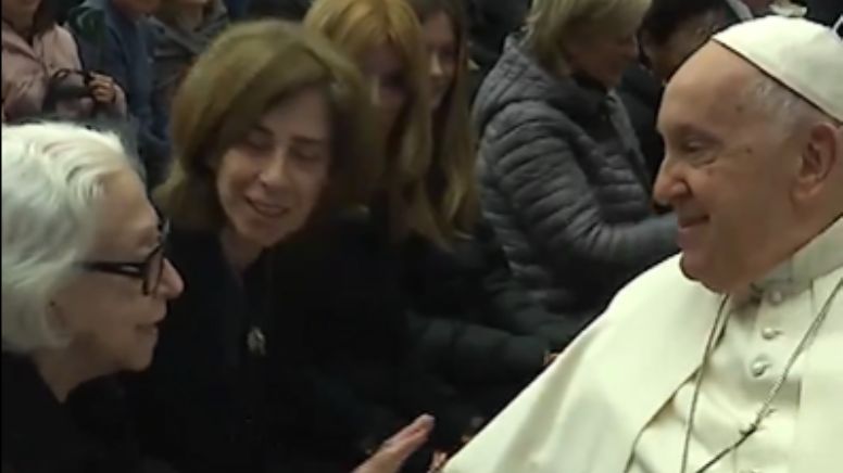 VÍDEO: Fernanda Montenegro e Fernanda Torres recebem bênção do Papa Francisco