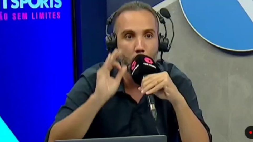 Torcedor do Santos e do Botafogo, narrador viu time cair e o outro perder campeonato ganho