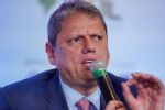 Tarcísio questiona eficácia de câmeras corporais e descarta investimento no projeto
