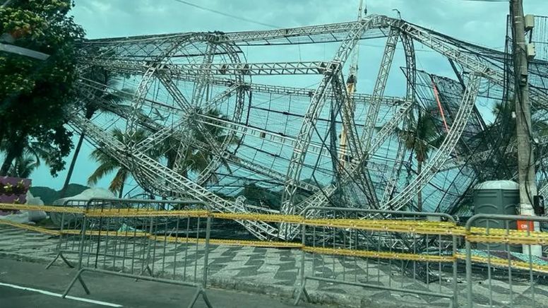 VÍDEO: Árvore de Natal que teria custado R$ 9 milhões desaba dias antes de ser inaugurada