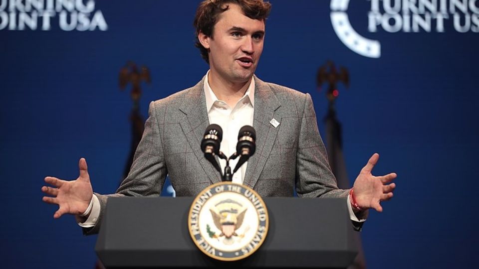 Saiba quem é Charlie Kirk, o supremacista branco que discursará ao lado de Bolsonaro em hotel de Trump